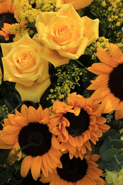 Gemischtes Gesteck Verschiedene Blumen Verschiedenen Gelbtönen Für Eine Hochzeit — Stockfoto