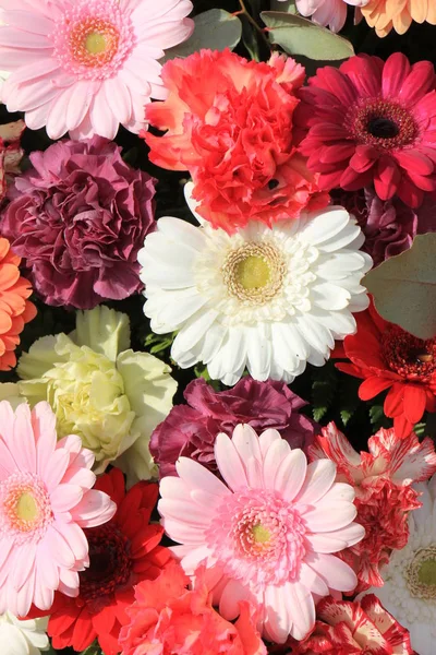 Μικτή Διάταξη Λουλουδιών Διάφορα Ζέρμπερες Διάφορα Χρώματα Για Ένα Γάμο — Φωτογραφία Αρχείου