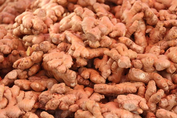 Frische Ingwerstücke Auf Dem Markt — Stockfoto