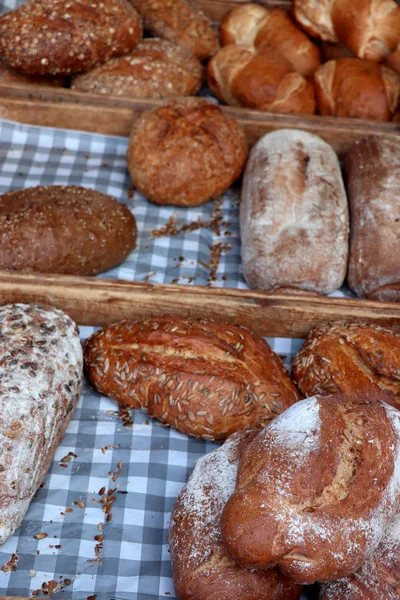 Diverse Soorten Ambachtelijk Brood Een Markt — Stockfoto