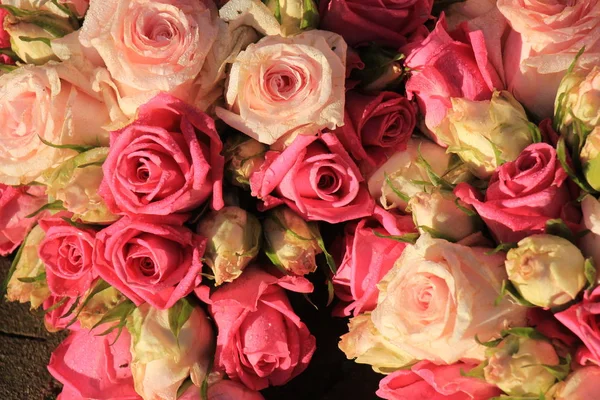 Gemischte Rosa Rosen Einer Floralen Hochzeitsdekoration — Stockfoto