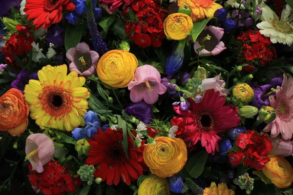混合花序 結婚式のための異なる色の様々な花 — ストック写真
