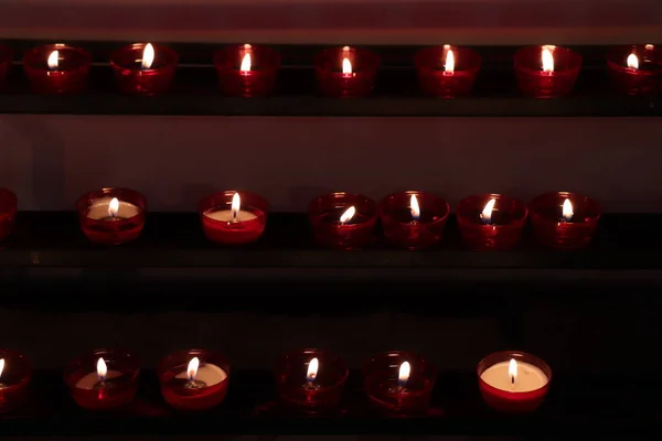 Červená Votivní Svíčky Hořící Holandské Protestantské Křesťanské Církve — Stock fotografie