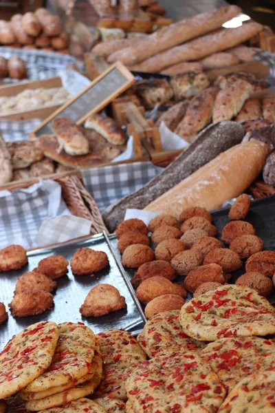 Bir markette çeşitli zanaatkar ekmekler