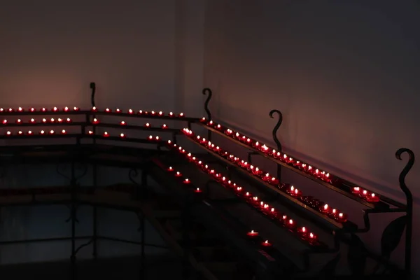 红色许愿蜡烛 燃烧在荷兰新教基督教教堂 — 图库照片