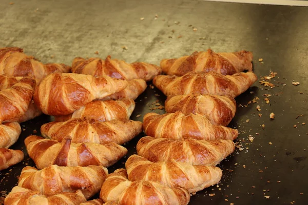 Fresh Gjorde Croissanter Vid Ett Marknadsstånd — Stockfoto