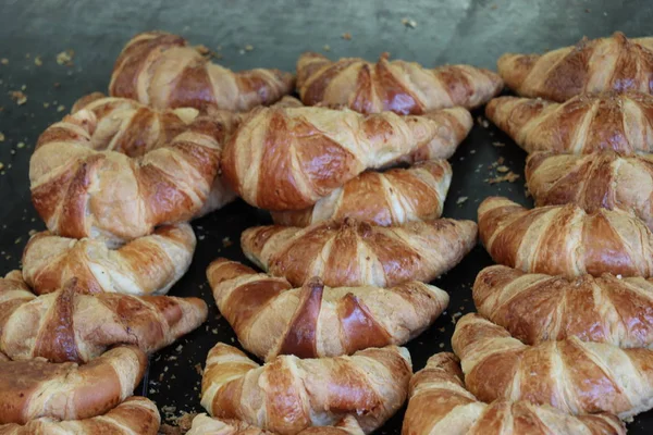 Fresh Gjorde Croissanter Vid Ett Marknadsstånd — Stockfoto