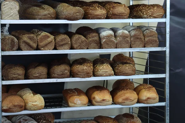 Diverse Soorten Ambachtelijk Brood Een Markt — Stockfoto