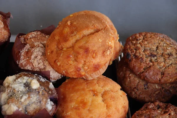 Muffins Frais Exposés Dans Une Échoppe Marché — Photo