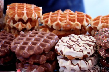 Taze Belçika Waffle vanilya buzlanma veya çikolata tepesi ile yaptı.
