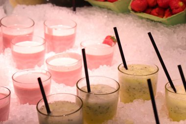 Bir self-servis restoranında taze meyve püresi.