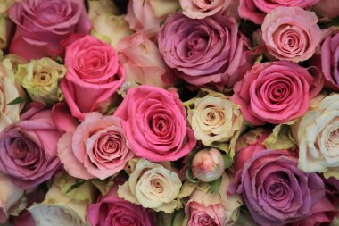 Çiçekli bir düğün süslemesinde karışık pembe güller.