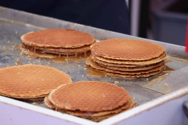 Tradycyjnych Holenderskich Stroopwafli Tradycyjne Słodkie Ciasteczko Wypełnione Syropem Karmelowym Podawane — Zdjęcie stockowe