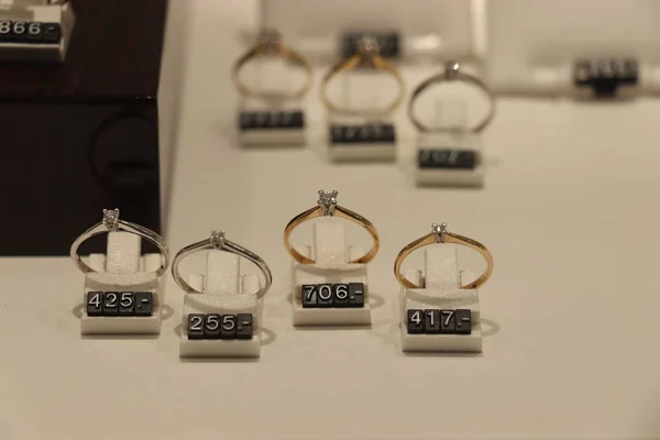 Διαμαντένια Δαχτυλίδια Αρραβώνων Έκθεση Κοσμηματοπωλείου — Φωτογραφία Αρχείου