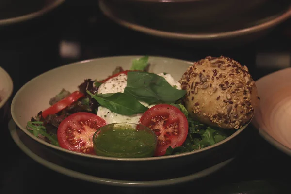 Teller Mit Frisch Zubereiteten Salaten Einem Selbstbedienungsrestaurant — Stockfoto