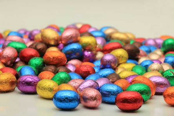 Μεγάλος Σωρός Από Πολύχρωμα Τυλιγμένα Σοκολατένια Πασχαλινά Αυγά — Φωτογραφία Αρχείου