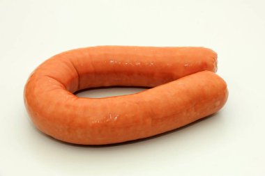 Geleneksel Hollanda füme sosisi, sebze ve patates püresi ile yenir.