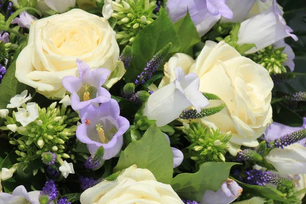 Arreglo Floral Mixto Flores Boda Blanco Azul Pálido — Foto de Stock