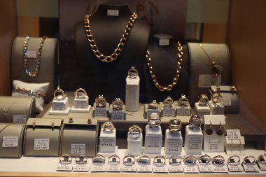 Haarlem, Hollanda - 6th Ekim 2018: elmas yüzükler bir vitrin. Metin etiketleri hakkında: indirimli fiyatları Euro Hollanda, Fiyat etiketleri iş dışarı çıkmak için