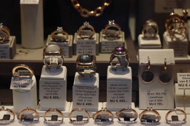 Haarlem, Hollanda - 6th Ekim 2018: elmas yüzükler bir vitrin. Metin etiketleri hakkında: indirimli fiyatları Euro Hollanda, Fiyat etiketleri iş dışarı çıkmak için