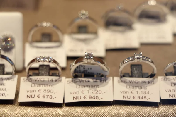 荷兰哈莱姆 2018年10月6日 商店橱窗里的钻石戒指 标签上的文本 在荷兰的业务的折扣价格 价格标签欧元 — 图库照片