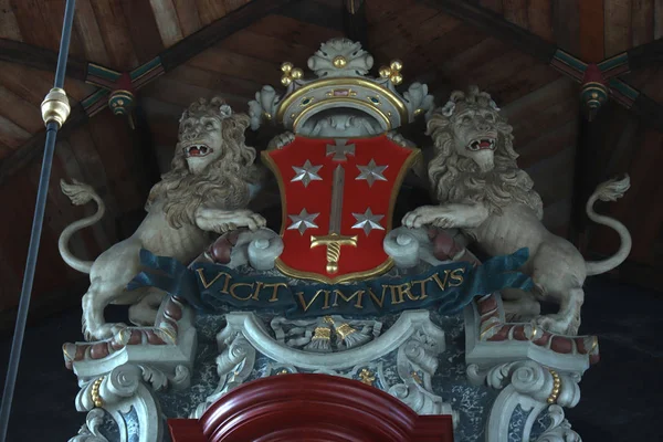 ハールレム オランダ 2018 美徳のラテン語 Vicit Vim Virtus ハーレム市のシント Bavokerk 紋章付き外衣でパイプ — ストック写真
