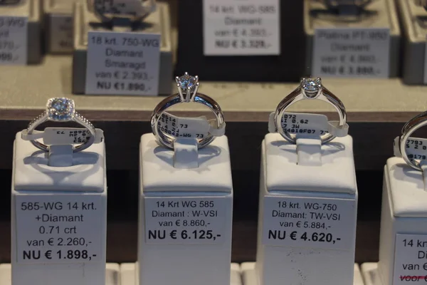 荷兰哈莱姆 2018年10月6日 商店橱窗里的钻石戒指 标签上的文本 在荷兰的业务的折扣价格 价格标签欧元 — 图库照片