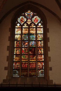 Haarlem, Hollanda - 6 Ekim 2018: vitray pencere parlak renklerle St Bavo Kilisesi