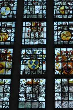 Haarlem, Hollanda - 6 Ekim 2018: vitray pencere parlak renklerle St Bavo Kilisesi