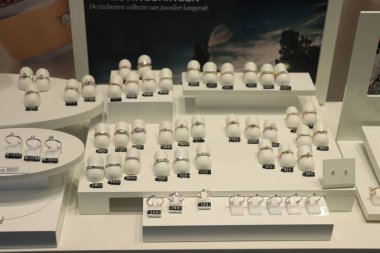 Haarlem, Hollanda - 6th Ekim 2018: Diamond nişan yüzük Euro fiyat etiketleri bir dükkan pencerede