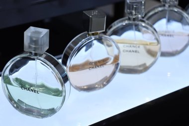 Haarlem, Hollanda - 6th Ekim 2018: farklı tür-in şans Chanel parfüm sergilenen bir lüks mağaza