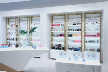 Haarlem, Hollanda - 6th Ekim 2018: lüks bir mağazada sergilenen kokuları