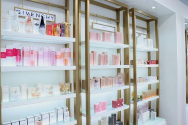 Haarlem, Hollanda - 6th Ekim 2018: lüks bir mağazada sergilenen kokuları