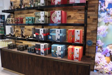 Haarlem, Hollanda - 6th Ekim 2018: ayinler hediye Setleri sergilenen bir lüks mağaza