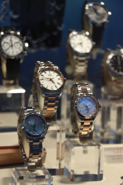 Haarlem, Hollanda - 6th Ekim 2018: Omega bir dükkan pencerede izliyor. İsviçreli şirket 1848 yılında kuruldu