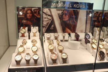 Haarlem, Hollanda - 6th Ekim 2018: Michael Kors bir dükkan pencerede izliyor. Michael Kors bir Amerikan spor giyim moda tasarımcısı olduğunu.