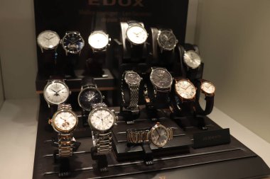 Haarlem, Hollanda - 6th Ekim 2018: Edox dükkan pencerede izliyor. EDOX 1884'te kurulan bir İsviçreli lüks seyretmek, şirketidir.