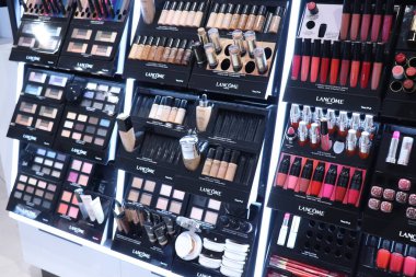 Haarlem, Hollanda - 6th Ekim 2018: büyük eczane sergilenen çeşitli Lancome kozmetik ürünleri