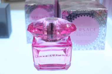 Haarlem, Hollanda - 6th Ekim 2018: Versace parlak kristal lüks bir mağazada sergilenen