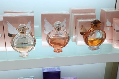 Haarlem, Hollanda - 6th Ekim 2018: Olympea Paco Rabanne sergilenen bir lüks mağaza