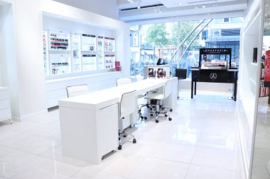 Haarlem, Hollanda - 6th Ekim 2018: at Hudson'ın Bay parfüm ve kozmetik bölümü