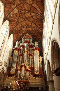 Haarlem, Hollanda - 6 Ekim 2018: cephe boru organ, Sint-Bavokerk ayında Haarlem, Hollanda. Amsterdam organ Oluşturucu Christian Muller tarafından inşa edilmiş ve Mozart tarafından 1766'da oynadı.