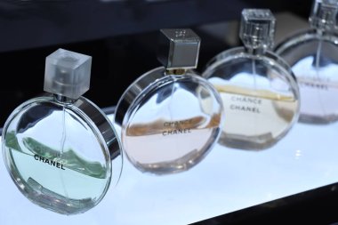 Haarlem, Hollanda - 6th Ekim 2018: farklı tür-in şans Chanel parfüm sergilenen bir lüks mağaza