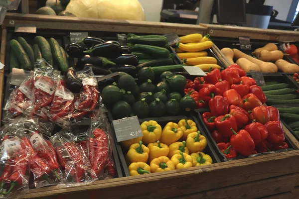 ハールレム オランダ 2018 持続可能な食料品店の野菜 タグにオランダの製品情報 — ストック写真