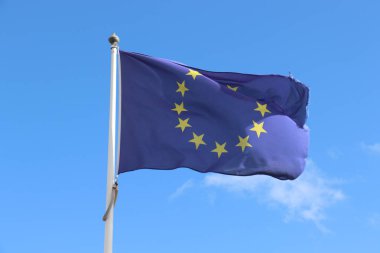 Mavi Avrupa Birliği bayrağı mavi gökyüzü, yıpranmış