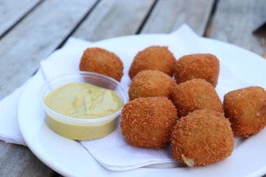 Hollanda aperatifi: hardallı Bitterballen. Sıcak doldurulmuş köfteler, sık sık alkollü içeceklerle birlikte 