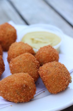 Hollanda aperatifi: hardallı Bitterballen. Sıcak doldurulmuş köfteler, sık sık alkollü içeceklerle birlikte 