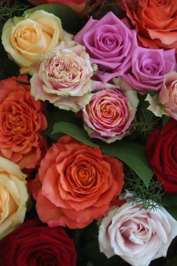 Düğün çiçeği aranjmanı, parlak renkli büyük güller.