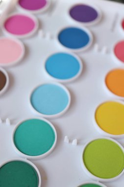 Waterpaint beyaz renk kutusunda farklı renk