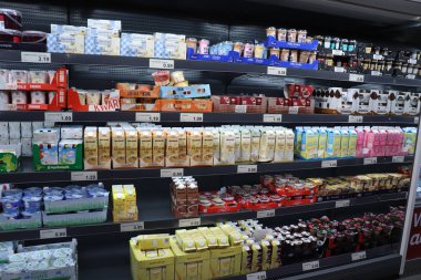 IJmuiden, Hollanda, 4th Temmuz 2018: süt bir süpermarkette. yoğurt ve süt. Metin etiketleri hakkında: Felemenkçe, ürün bilgileri Euro fiyatları.